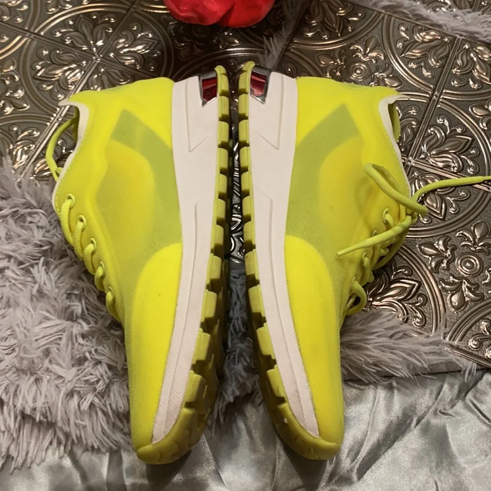 🌹DKNY • Fashion Sporty Mesh Vibrant Yellow Athletic Sneakers •